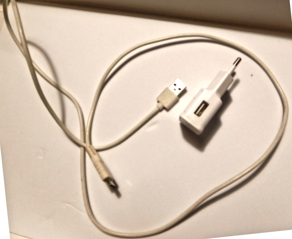Endoll amb ranura USB A per connectar el cable d'alimentació elèctrica al telèfon.